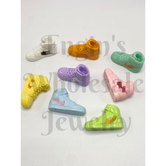 Sports Shoes with Tick √ Sneaker Acrylic Beads, Random Mix Color