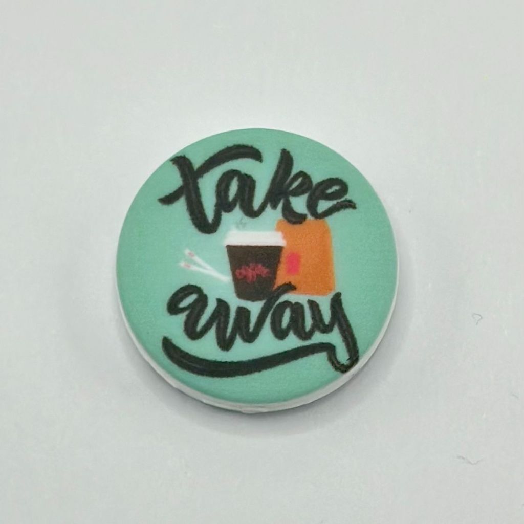 コーヒーカップとテイクアウトバッグと「Take Away」の文字が入った丸型シリコンフォーカルビーズ