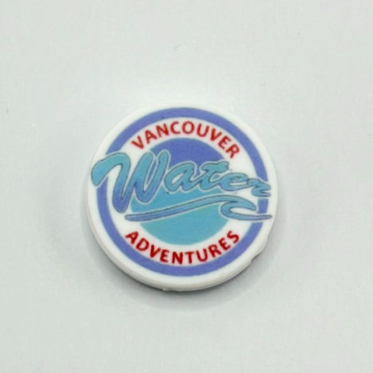 青い文字「Vancouver Water Adventures」の丸型ビーズ シリコン製フォーカルビーズ